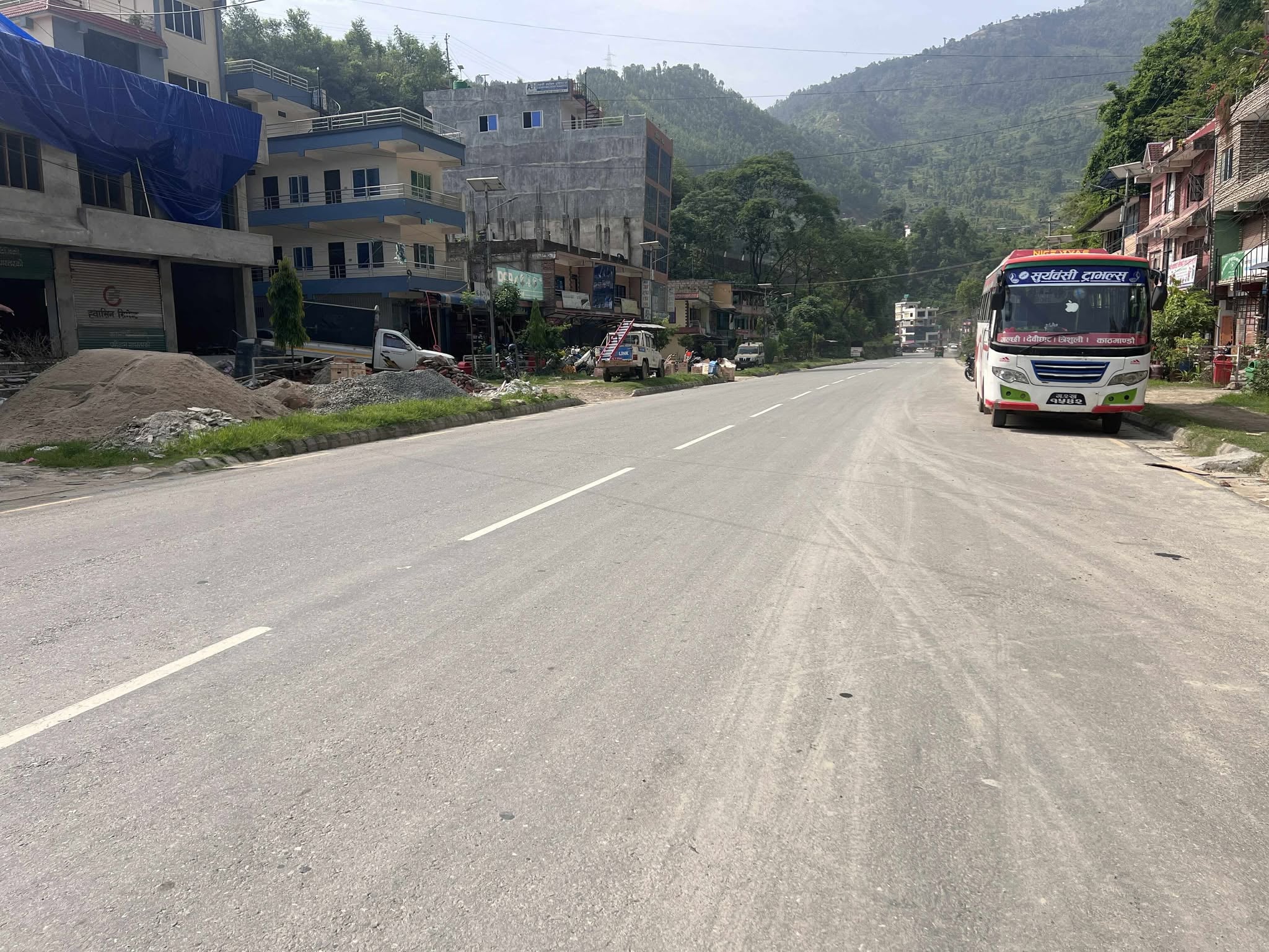 "अनिश्चितकालीन यातायात बन्दको कारण सार्वजनिक सवारी नचल्दा सुनसान बनेको पृथ्वी राजमार्ग, यात्रुहरू गन्तव्यमा जान पैदल यात्रा गर्दै – धादिङ, नेपाल।"