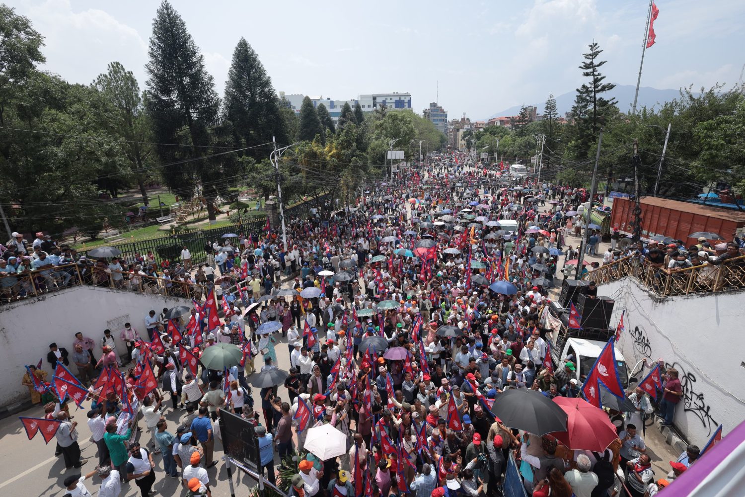 "राजावादीको आन्दोलनले उपत्यकामा यातायात अवरुद्ध"