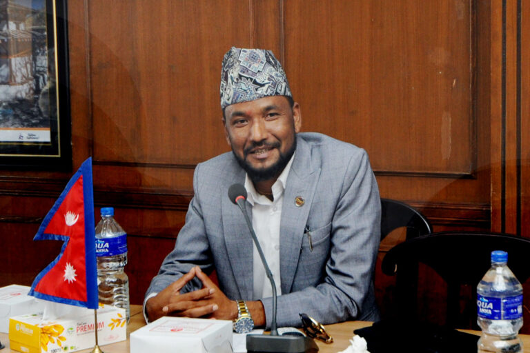 राज्यमन्त्री अरुणकुमार चौधरीले राजीनामा दिँदै