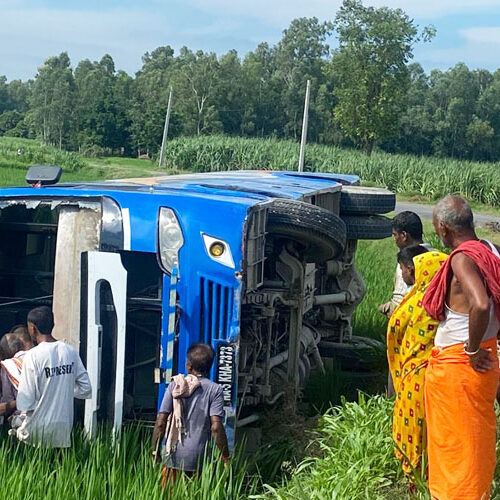 स्कुल बस पल्टिँदा पाँच विद्यार्थी घाइते