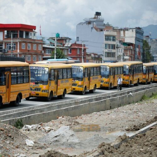 चक्रपथमा निजी स्कुलका बसको र्‍याली