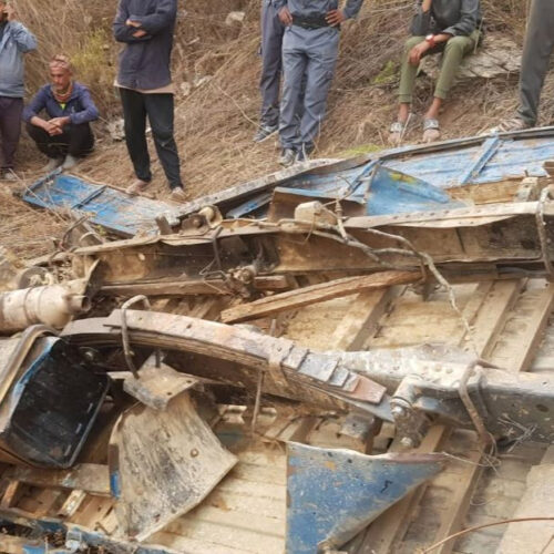 निर्वाचन कर्मचारी बोकेको गाडी दुर्घटना हुँदा एक जनाको मृ*त्यु, घाइतेलाई काठमाडौँ ल्याइदैँ