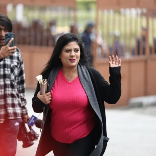 महेश बस्नेतलाई पक्राउको माग गर्दै प्रहरीकहाँ पुगिन् शोभा