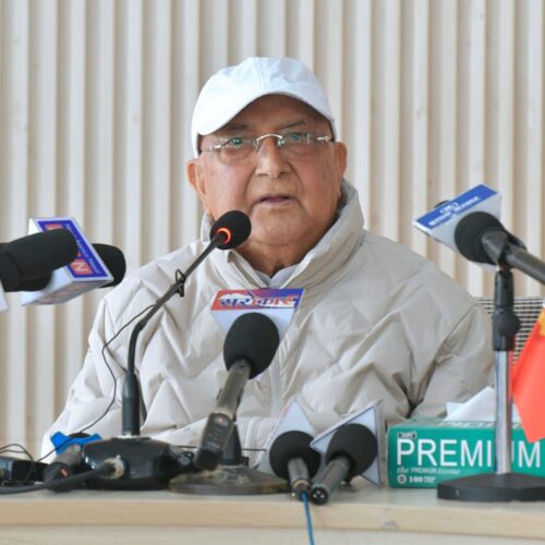 ओलीलाई प्रहरी परिसर लगियो, ओली भन्छन्- तिशोधपूर्ण रूपमा पक्राउ गरियो, कानुनी लडाइँ लड्छु