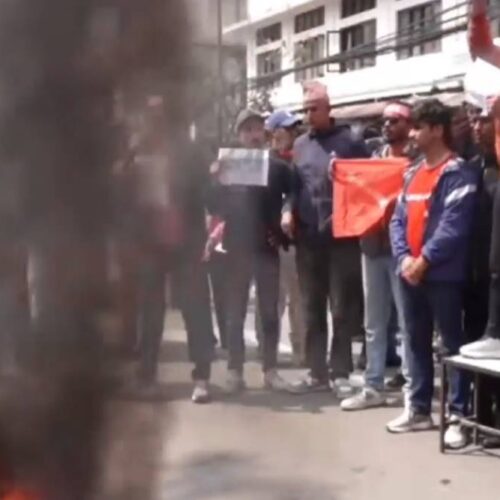 ओली पक्राउको विरोधमा टायर बालेर भृकुटीमण्डपमा प्रदर्शन