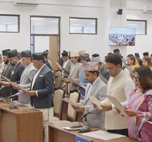 नवनिर्वाचित सांसदले लिए शपथ